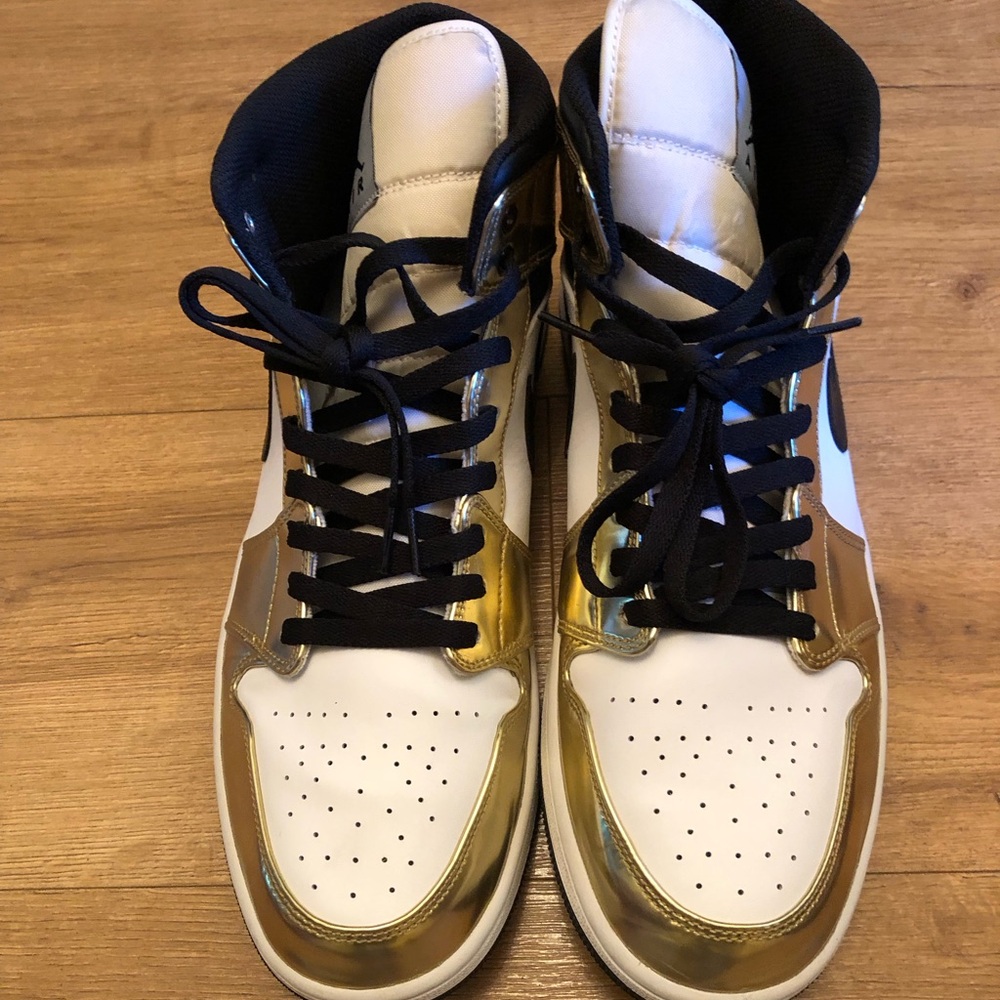Jordan Athletic Shoes White and Gold